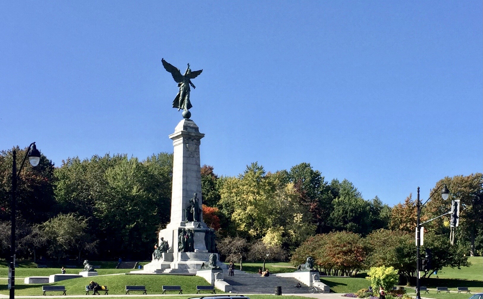 Photo estivale avec le monument sir George-Étienne Cartier de Montréal