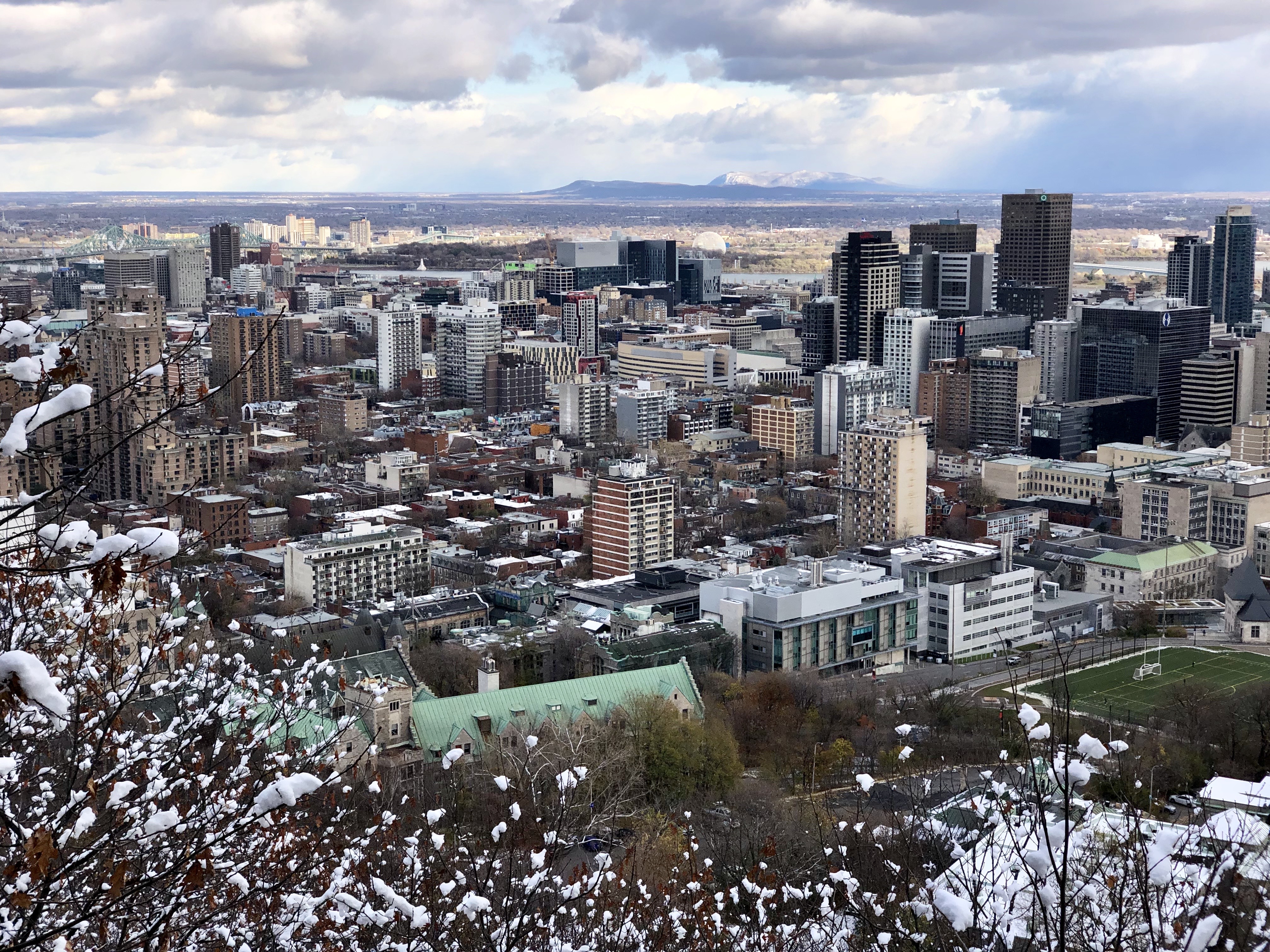 Vue hivernale des édifices de Montréal, depuis le belvédère du Mont Royal