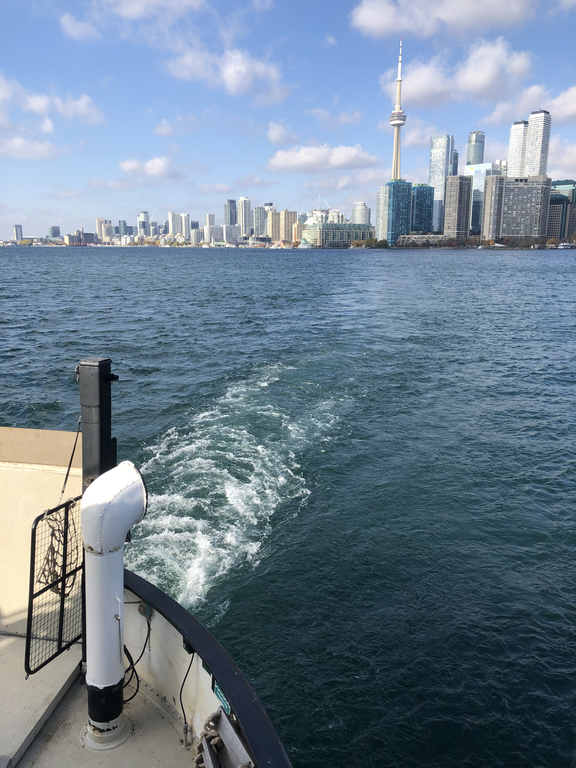 Vue maritime prise depuis le traversier des iles de Toronto.  Tour du CN et relief de la ville en arrière-plan.